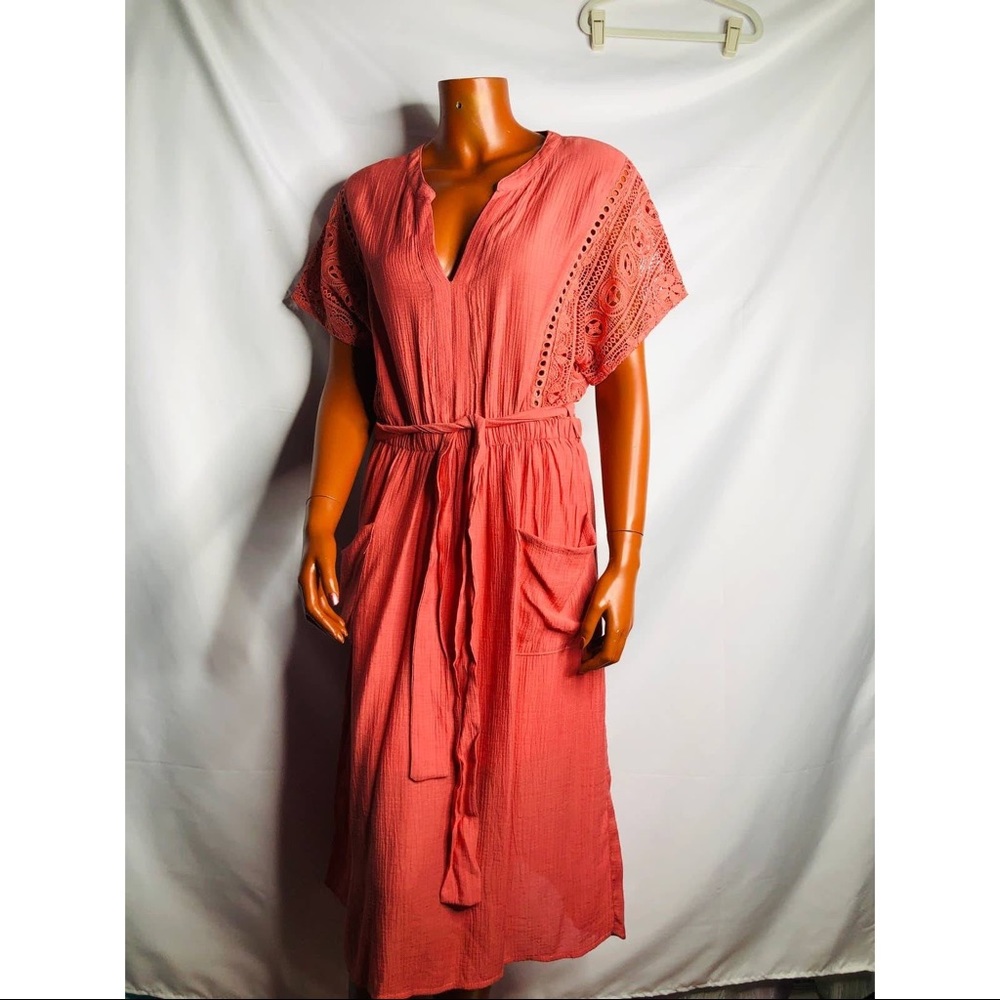 Lush dress, like new. Lovely lace details. Missing belt. Large pockets size S